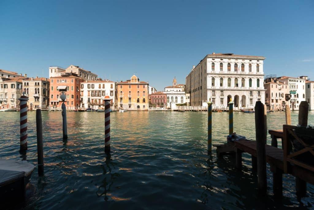 Grand Canal Next To Guggenheim Venedig Exteriör bild