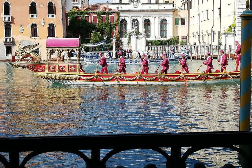 Grand Canal Next To Guggenheim Venedig Exteriör bild